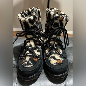 LIKE NEW WOMEN’S WINTER BOOTS 9 1/2